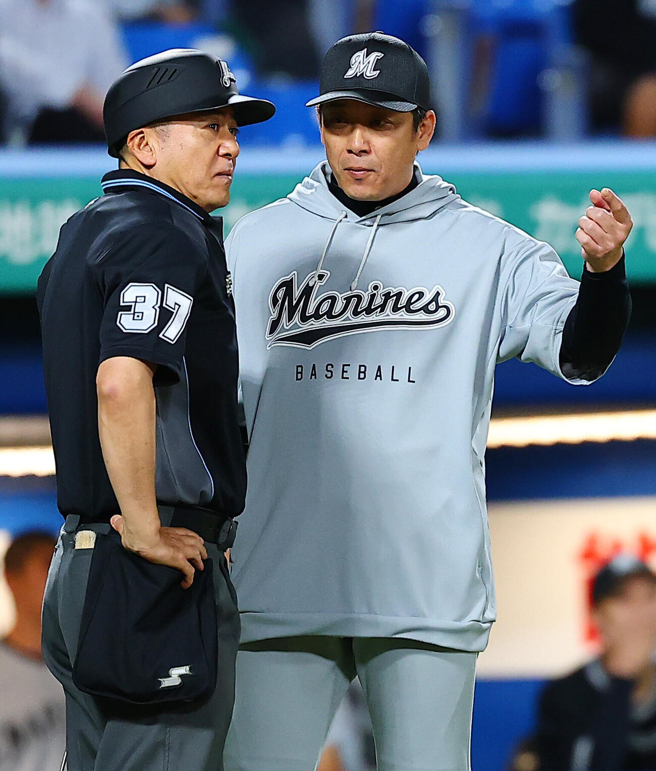 ヤクルト対ロッテ　9回表、球審に確認するロッテのサブロー監督（撮影・野上伸悟）