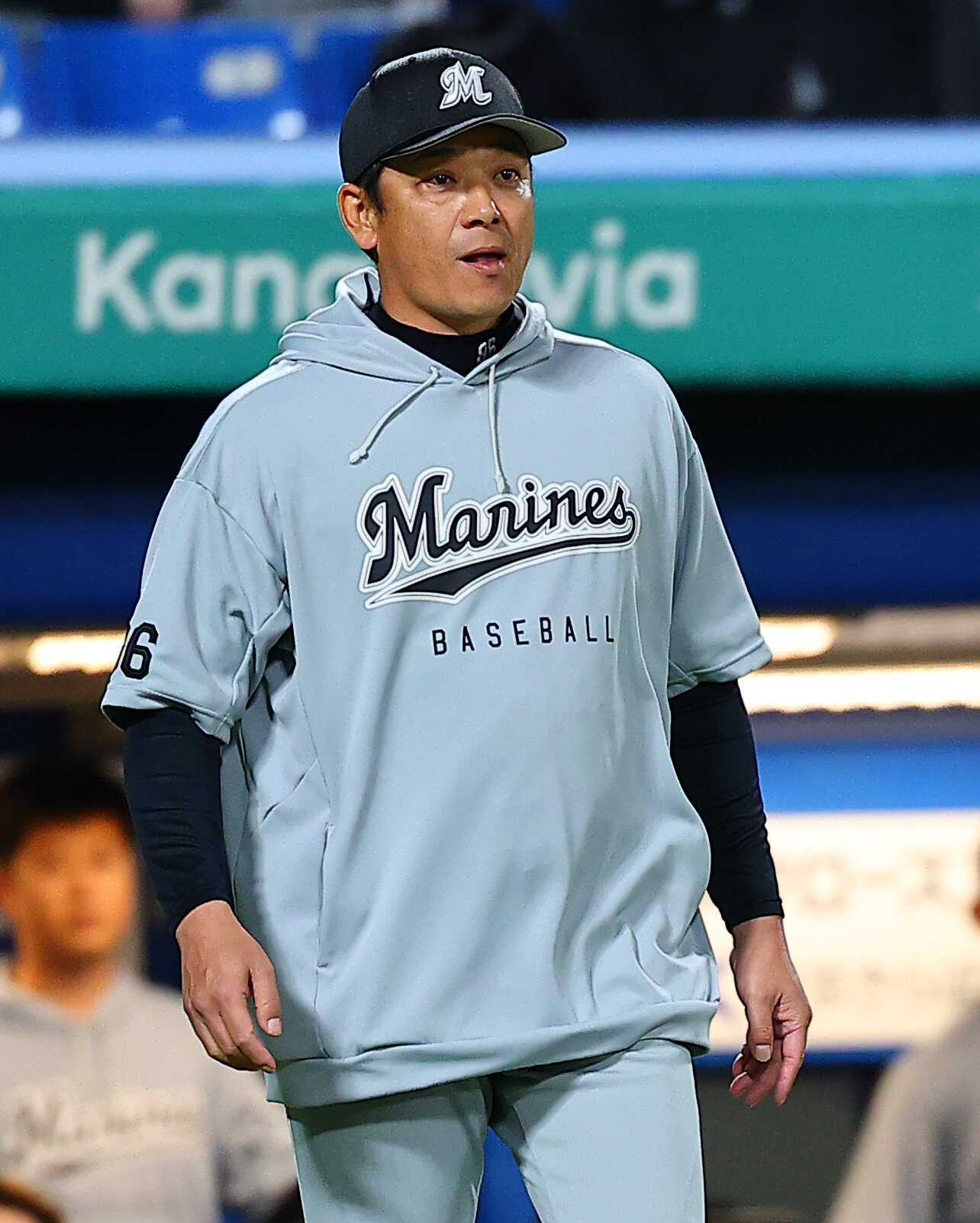 ヤクルト対ロッテ　9回表、ベンチを出るるロッテのサブロー監督（撮影・野上伸悟）