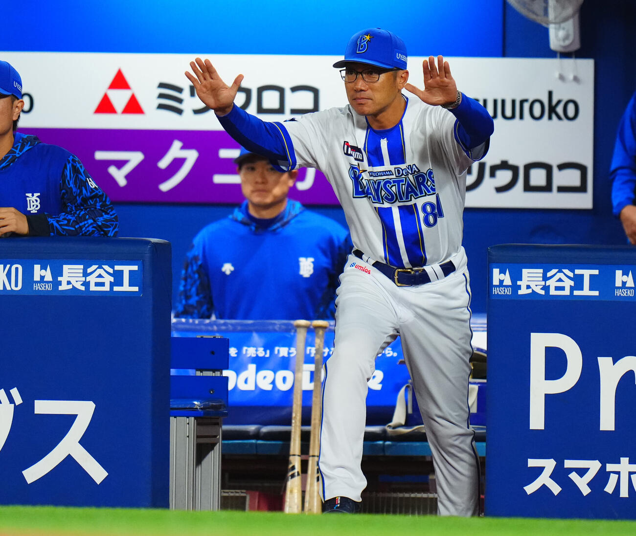 DeNA対楽天　9回表楽天無死、村林一輝の遊撃内野安打にリクエストする相川亮二監督（撮影・垰建太）