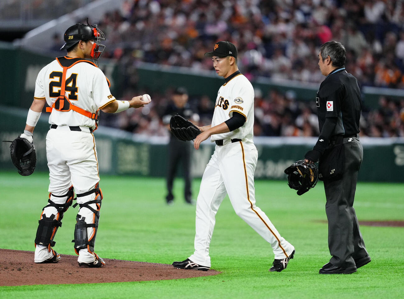 交流戦　巨人対オリックス　2回表途中、マウンドに上がる巨人2番手の森田駿哉（中央）。左は捕手大城卓三、右は白井一行球審（撮影・江口和貴）
