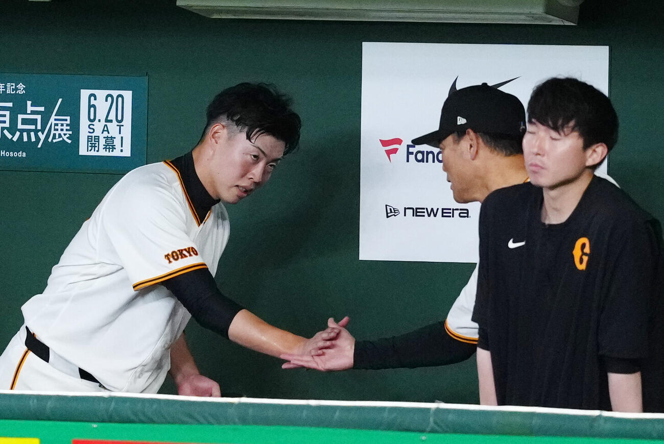交流戦　巨人対オリックス　6回表途中で交代し巨人橋上秀樹監督代行（右後方）とタッチを交わす2番手の森田駿哉（撮影・江口和貴）