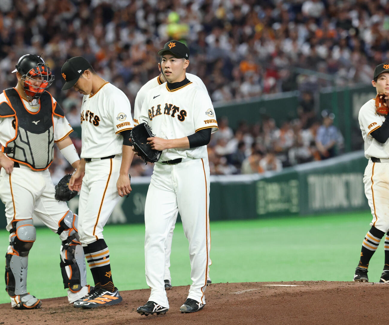 巨人対オリックス　6回表オリックス1死二、三塁、マウンドを降りる森田駿哉（撮影・増田悦実）