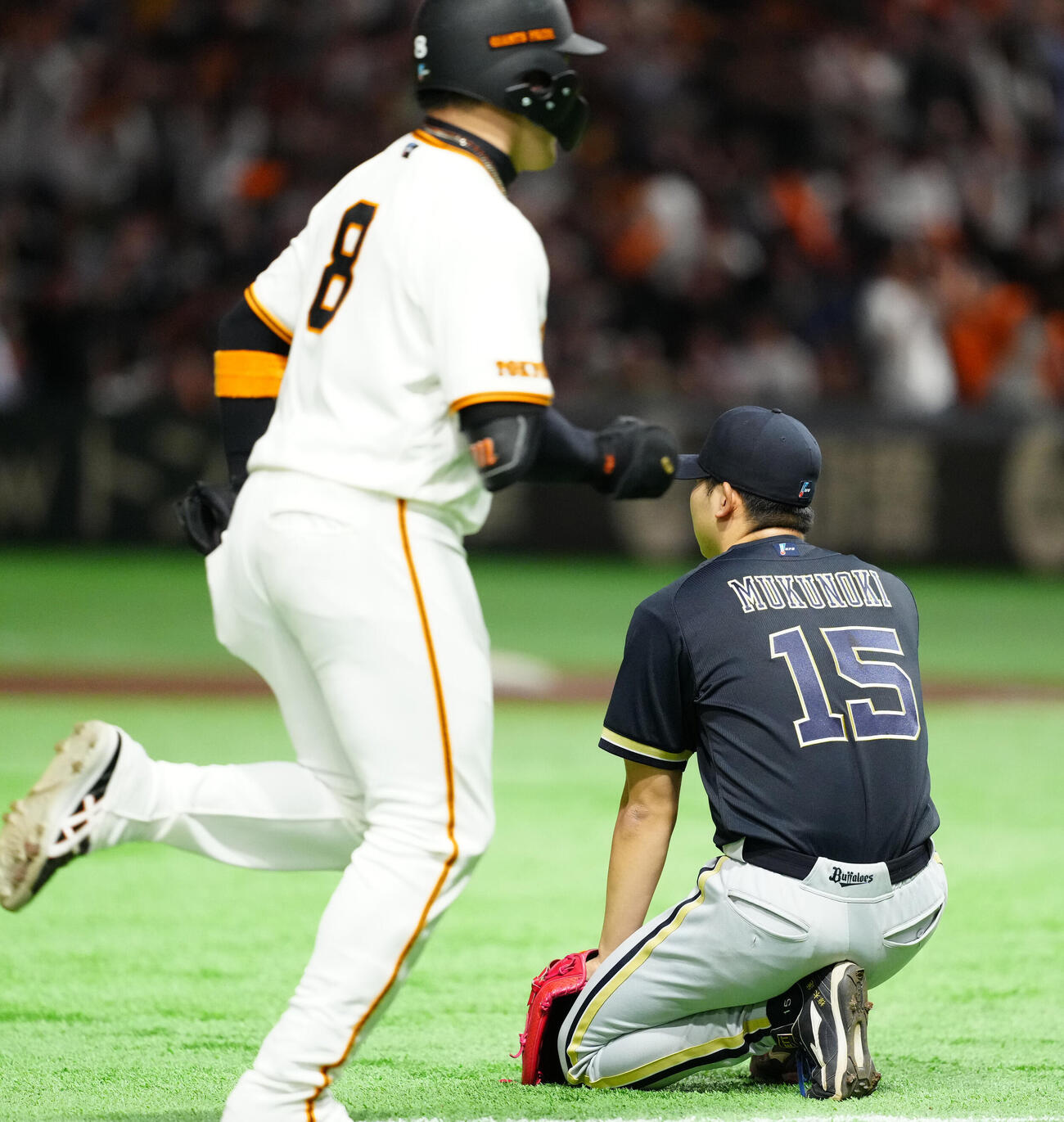 交流戦　巨人対オリックス　8回裏巨人1死満塁、代打丸佳浩（左）に満塁本塁打を浴び、膝をつく椋木蓮（撮影・江口和貴）