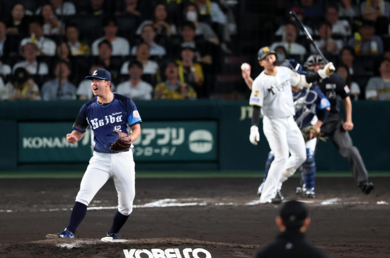 阪神対西武　7回裏阪神2死、立石正広を三振に仕留めガッツポーズを見せる渡辺勇太朗（撮影・加藤哉）2026年6月3日