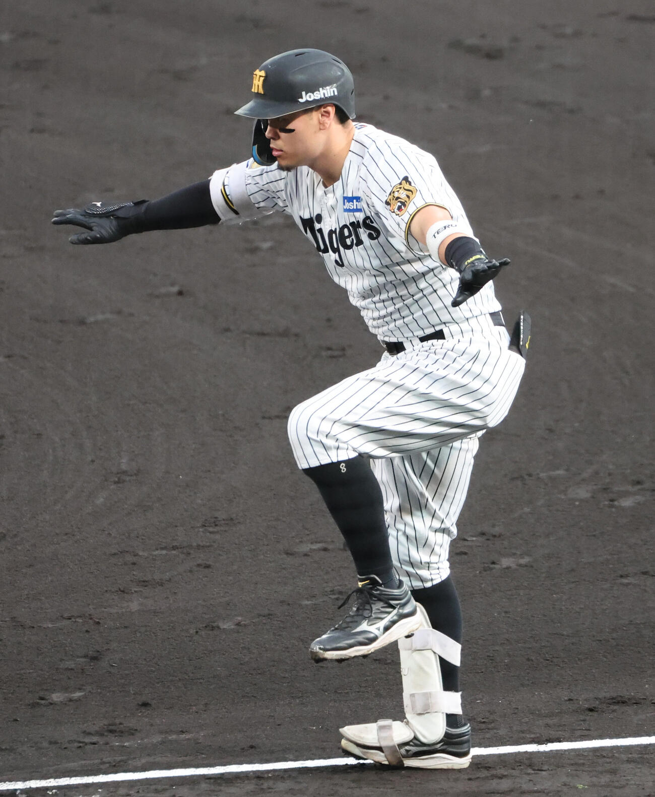阪神対西武　4回裏阪神無死一塁、佐藤輝明は二ゴロで併殺の判定にセーフポーズでアピールする（撮影・西尾就之）