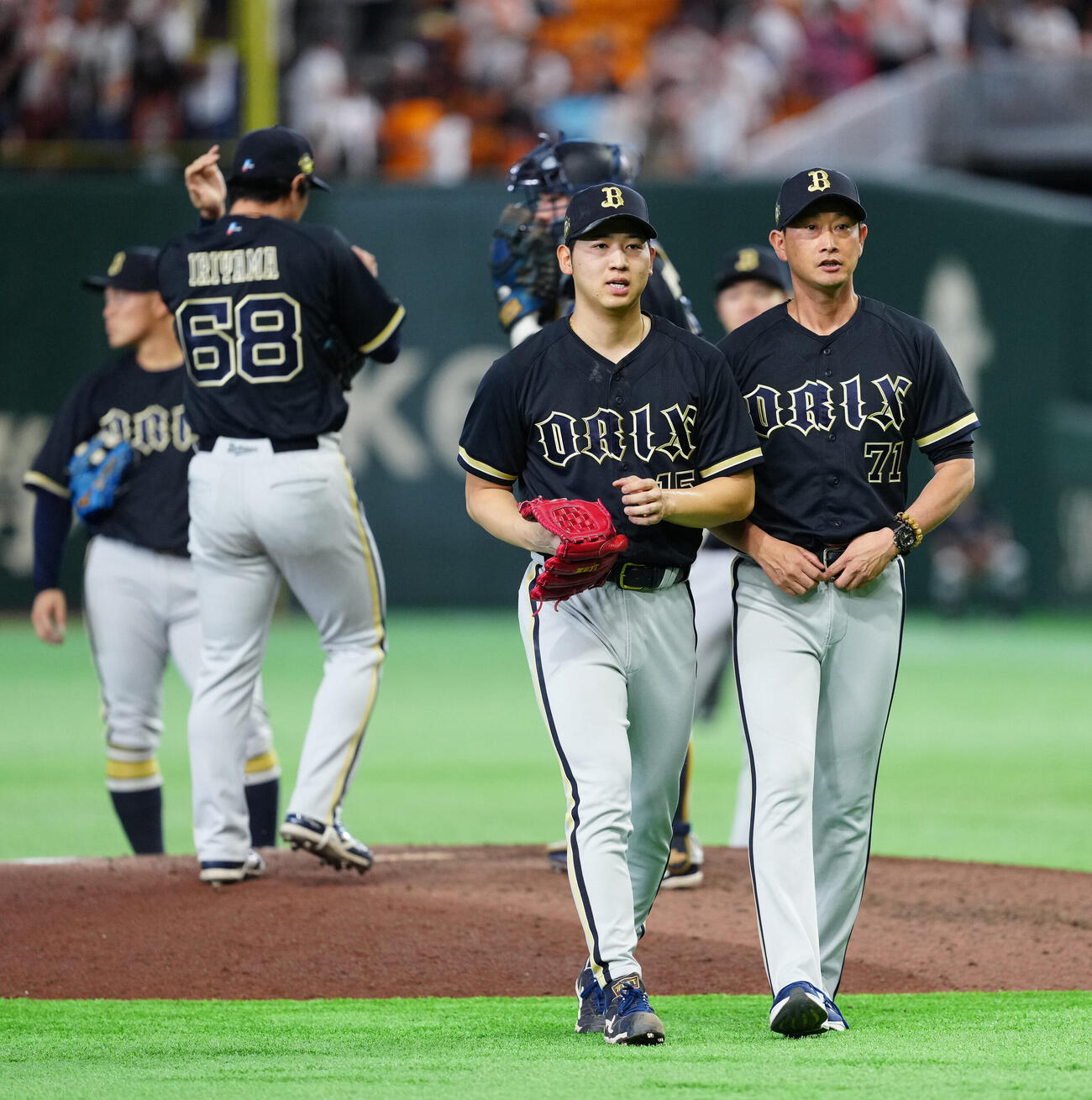 交流戦　巨人対オリックス　8回裏途中、降板するオリックス2番手の椋木蓮（左）。右は岸田護監督（撮影・江口和貴）