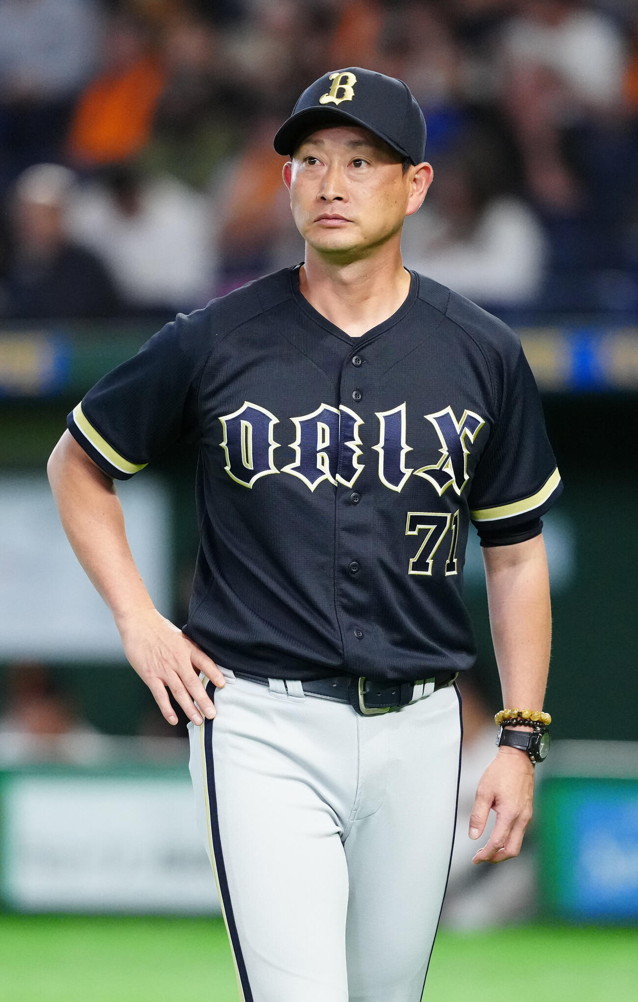交流戦　巨人対オリックス　2回表オリックス無死、紅林弘太郎への死球で白井一行球審と話した岸田護監督（撮影・江口和貴）＝2026年6月3日