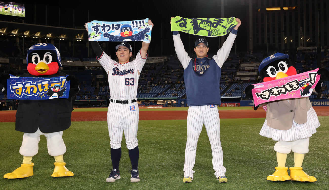 ヤクルト対ロッテ　つば九郎（左端、つばみ（右と勝利を喜ぶ、ヤクルト増田珠（左から3人目）と高橋奎二（撮影・野上伸悟）