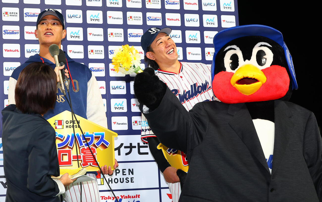 ヤクルト対ロッテ　勝利しヒーローインタビューを受けるヤクルト高橋奎二（左）と増田珠（撮影・野上伸悟）