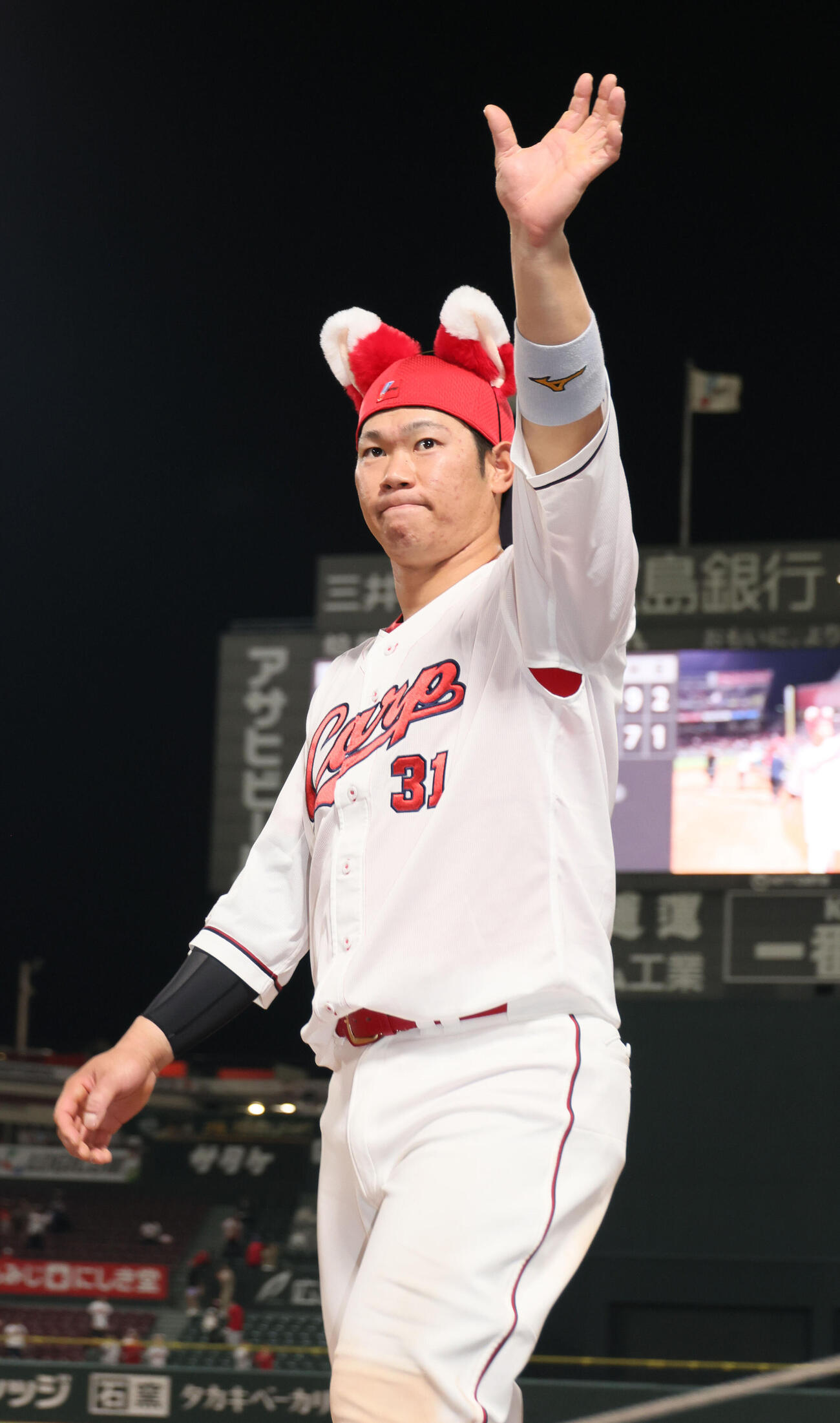 広島対日本ハム　ファンの声援に応える広島坂倉将吾（撮影・加藤孝規）