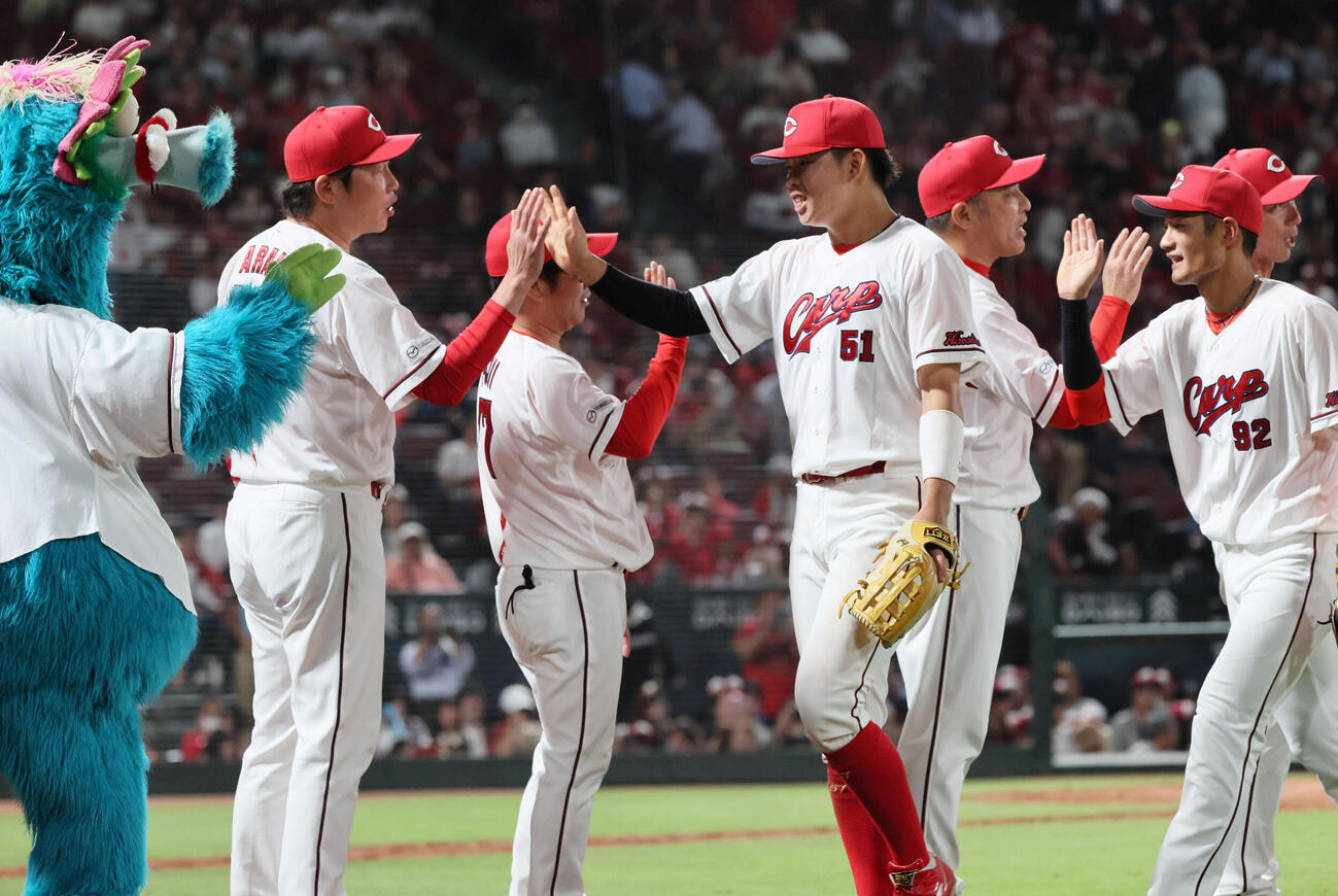 広島対日本ハム　交流戦初勝利の広島ナインを迎える新井貴浩監督（撮影・加藤孝規）