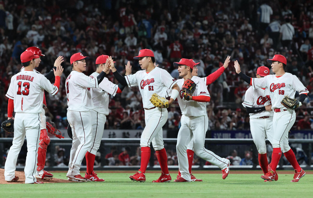 広島対日本ハム　交流戦初勝利の広島ナイン（撮影・加藤孝規）