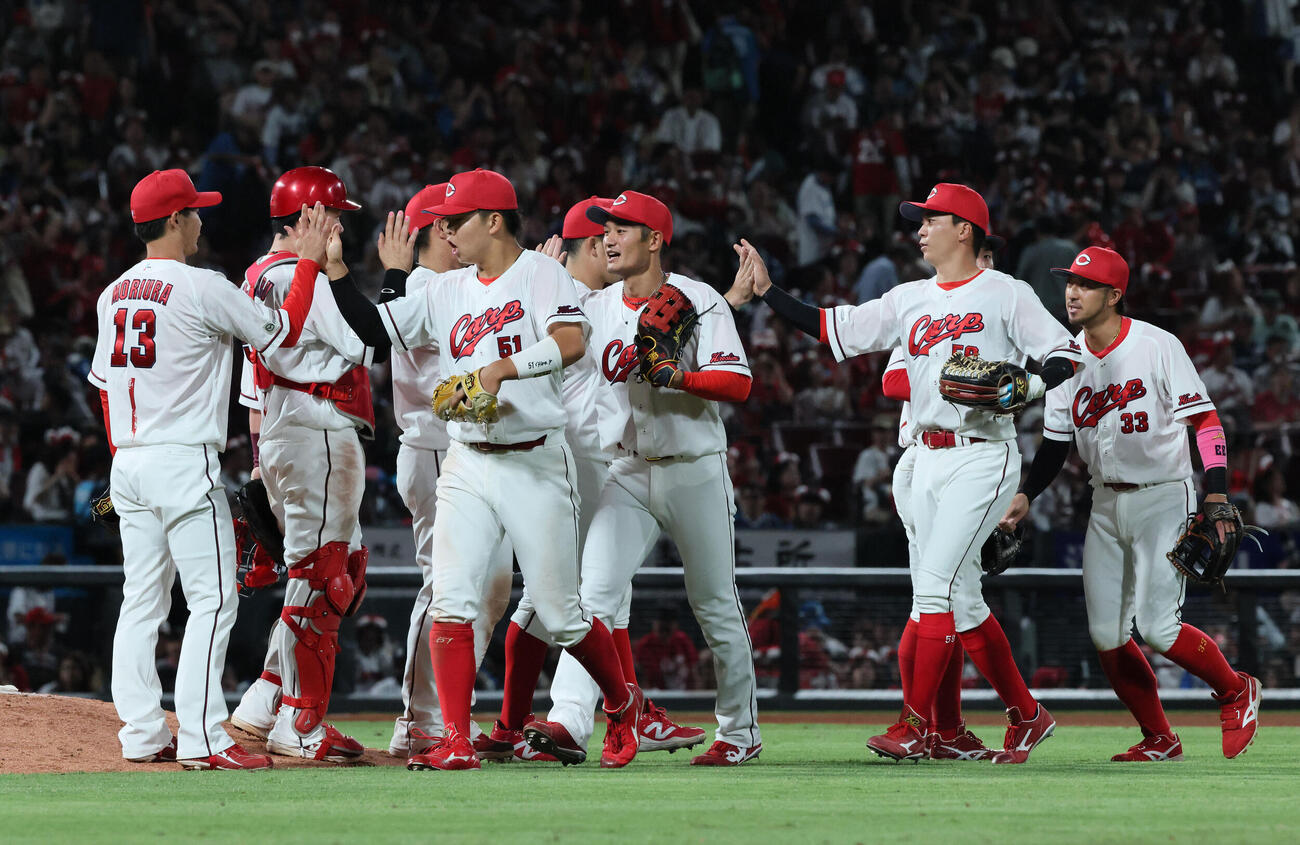 広島対日本ハム　交流戦初勝利の広島ナイン（撮影・加藤孝規）