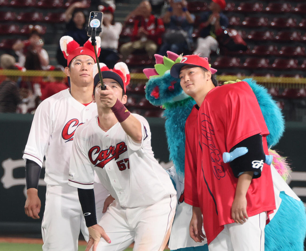 広島対日本ハム　自撮りで盛り上がる左から坂倉将吾、持丸泰輝、床田寛樹（撮影・加藤孝規）