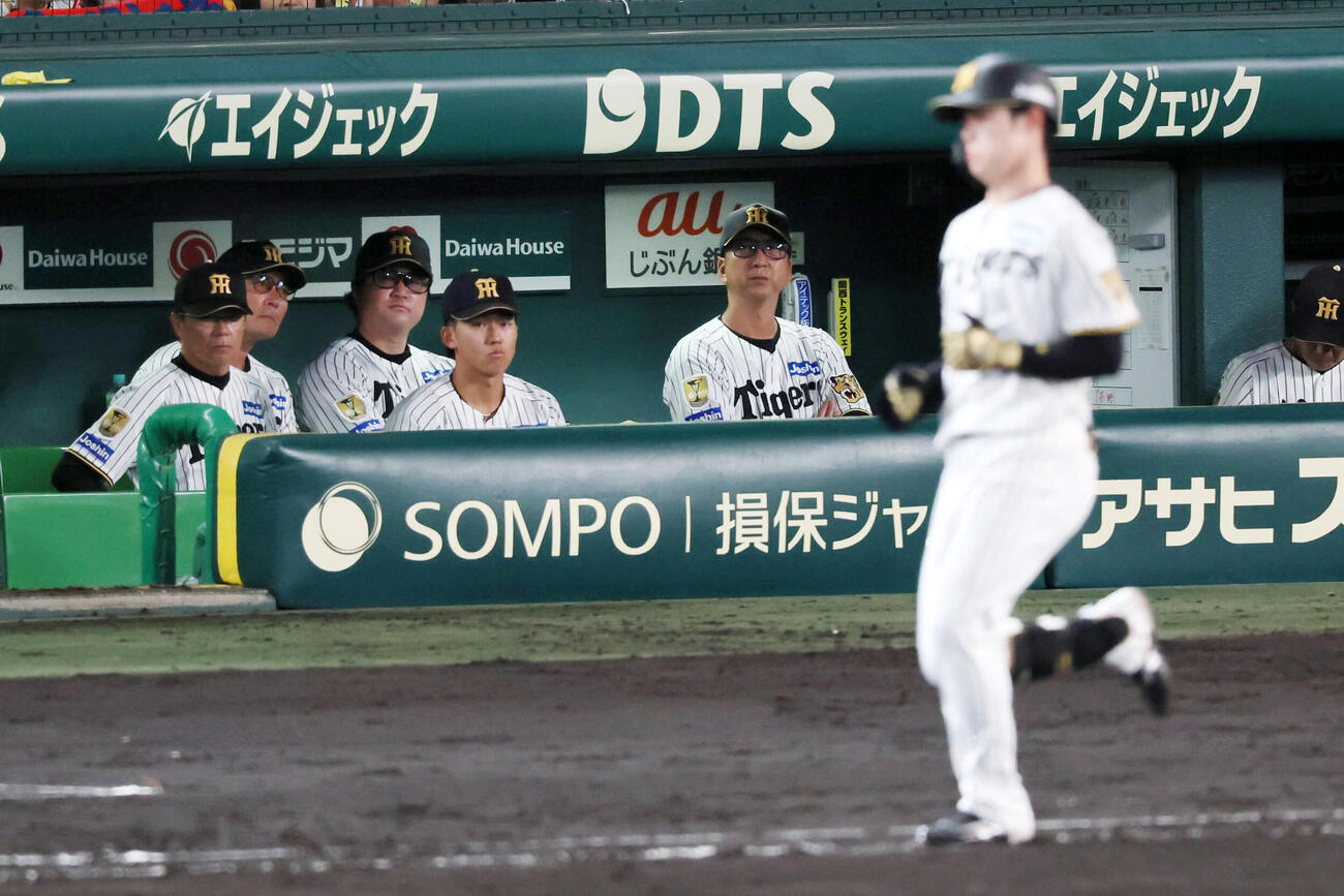 阪神対西武　8回裏阪神2死一、三塁、中野拓夢が三ゴロに倒れ、ベンチから見つめる阪神藤川球児監督（奥右）（撮影・加藤哉）
