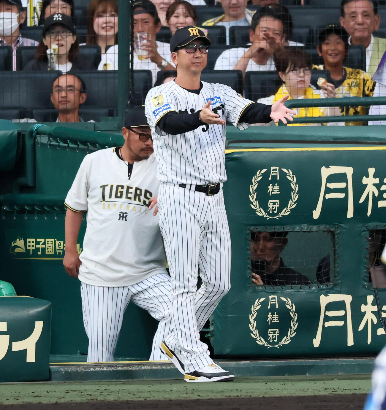 阪神対西武　4回裏阪神無死一塁、藤川球児監督は佐藤輝明の一塁判定にリクエストする（撮影・加藤哉）