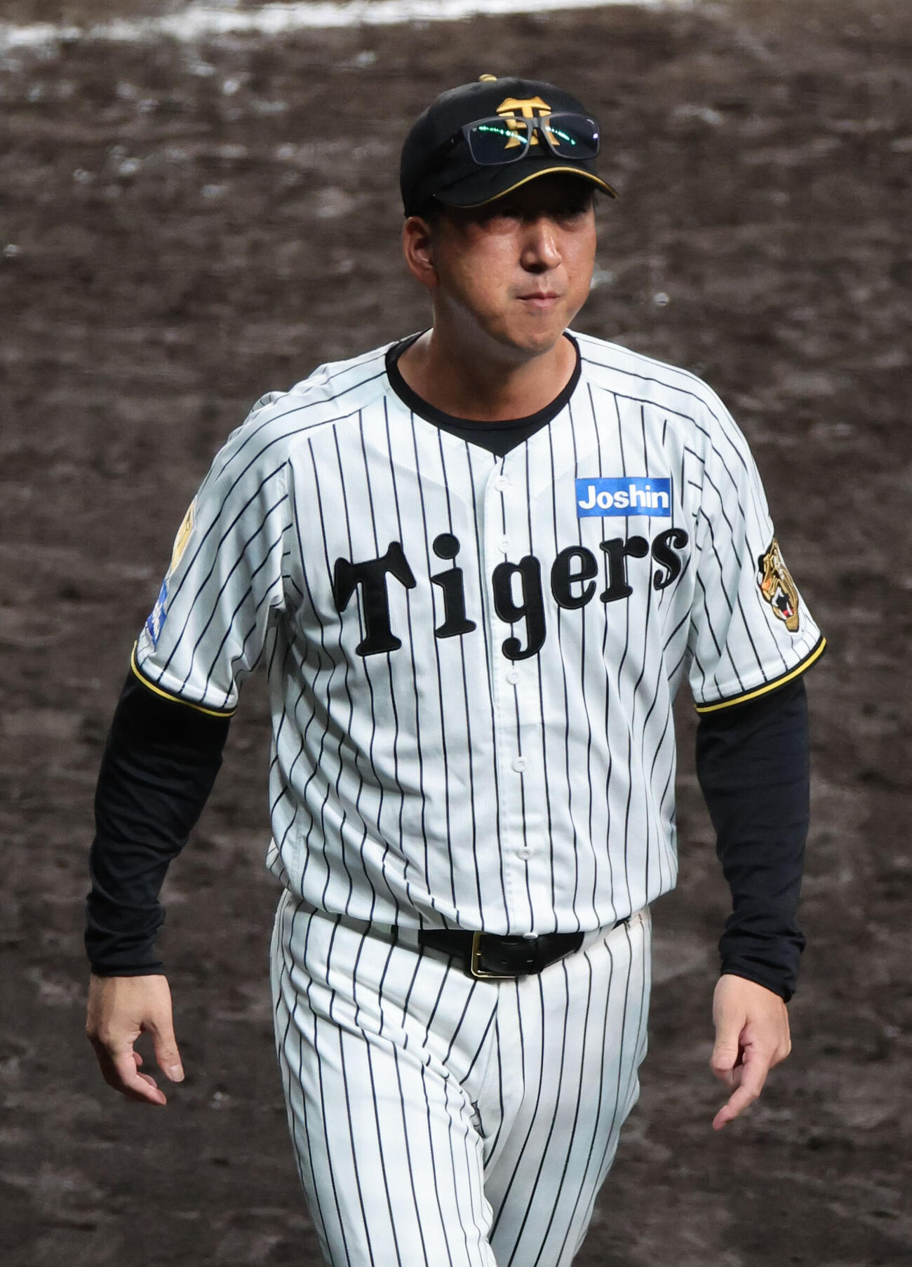 阪神対西武　8回の攻撃を終え、選手交代を告げた阪神藤川球児監督はベンチに戻る（撮影・西尾就之）