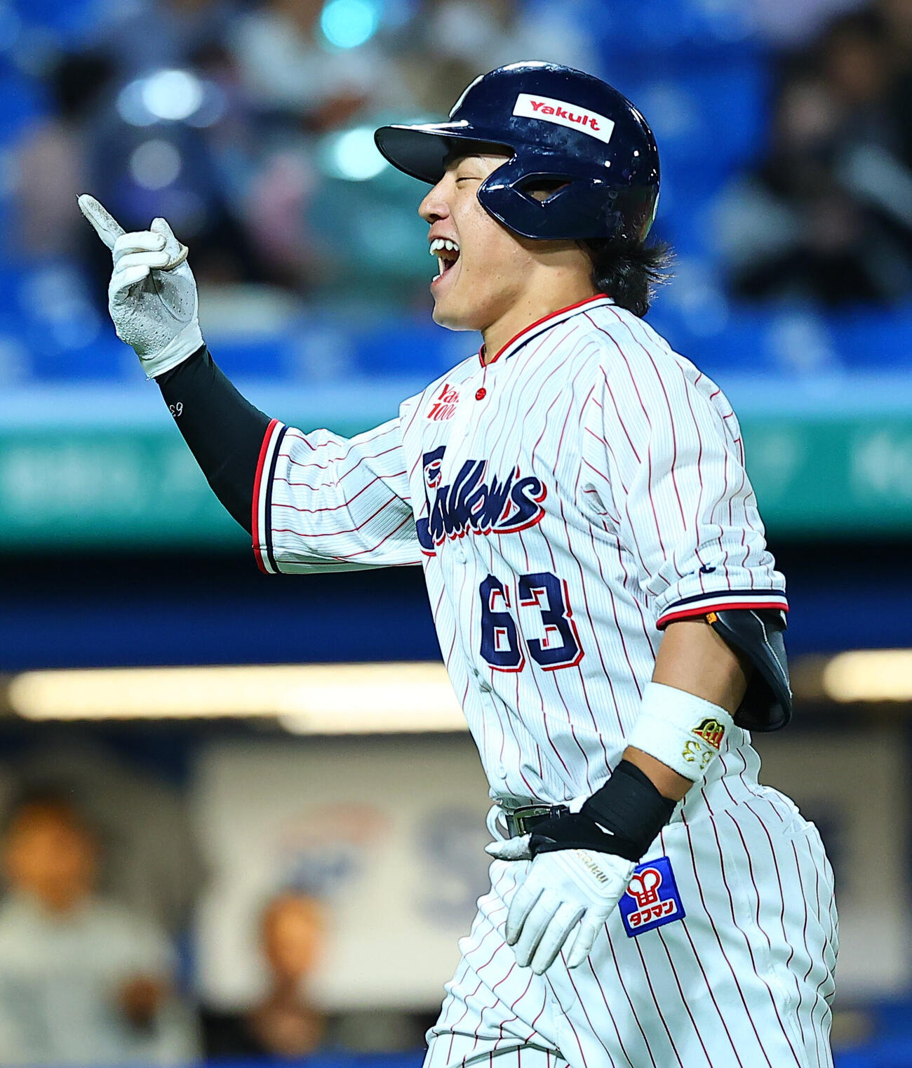 ヤクルト対ロッテ　6回裏ヤクルト無死、先制本塁打を放ち喜ぶ増田珠（撮影・野上伸悟）