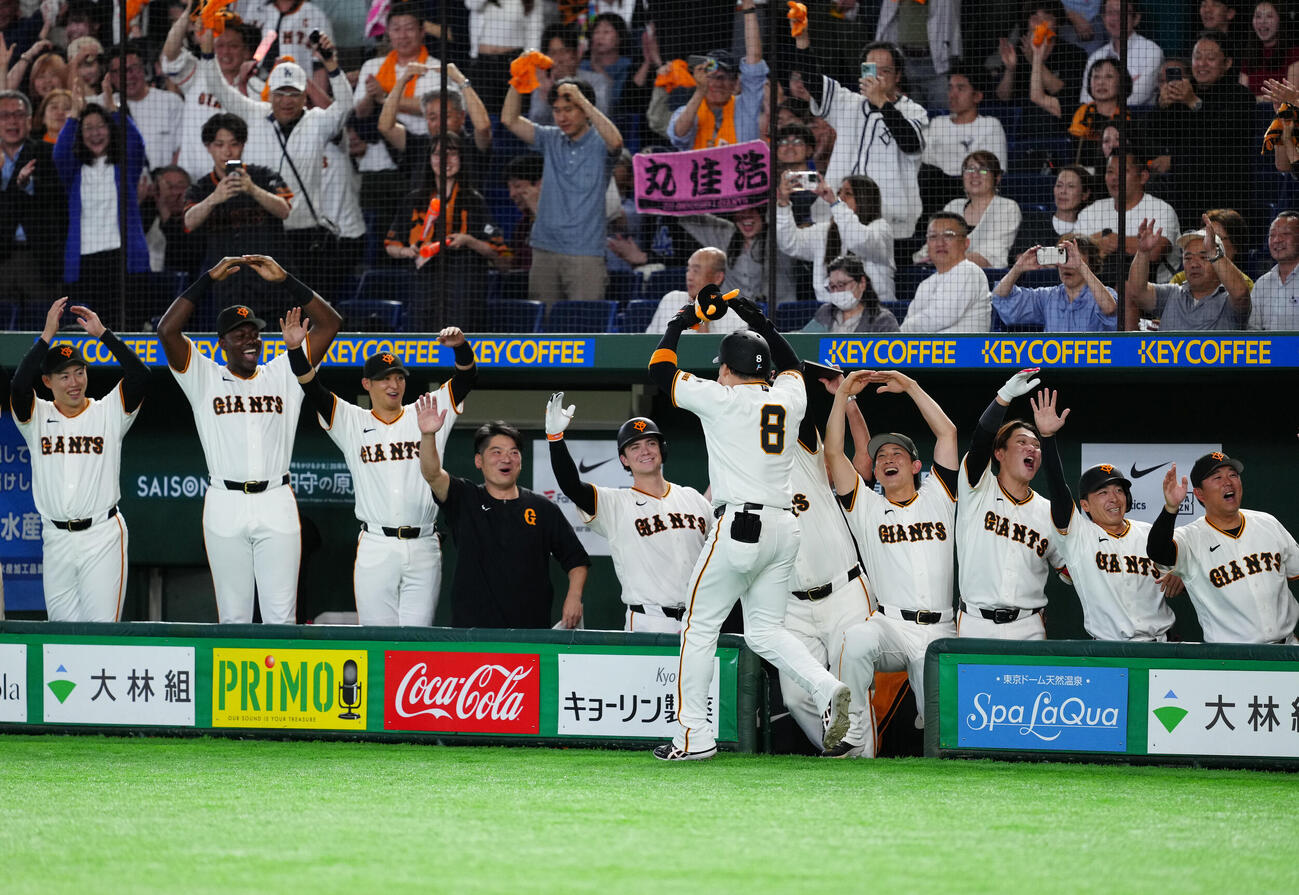 交流戦　巨人対オリックス　8回裏巨人1死満塁、満塁本塁打を放った丸佳浩を迎える選手たち（撮影・江口和貴）