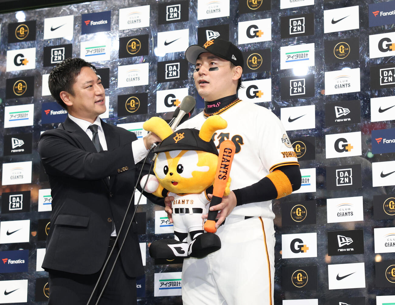 巨人対オリックス　逆転満塁本塁打を放ちインタビューに応える丸佳浩（撮影・増田悦実）