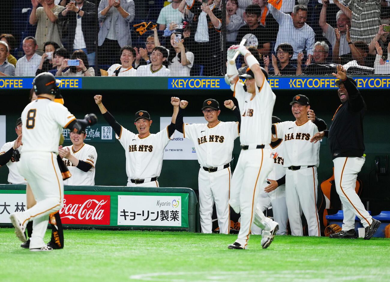 交流戦　巨人対オリックス　8回裏巨人1死満塁、代打丸佳浩（手前）が満塁本塁打を放ち、笑顔で迎える橋上秀樹監督代行（右から2人目）ら（撮影・江口和貴）