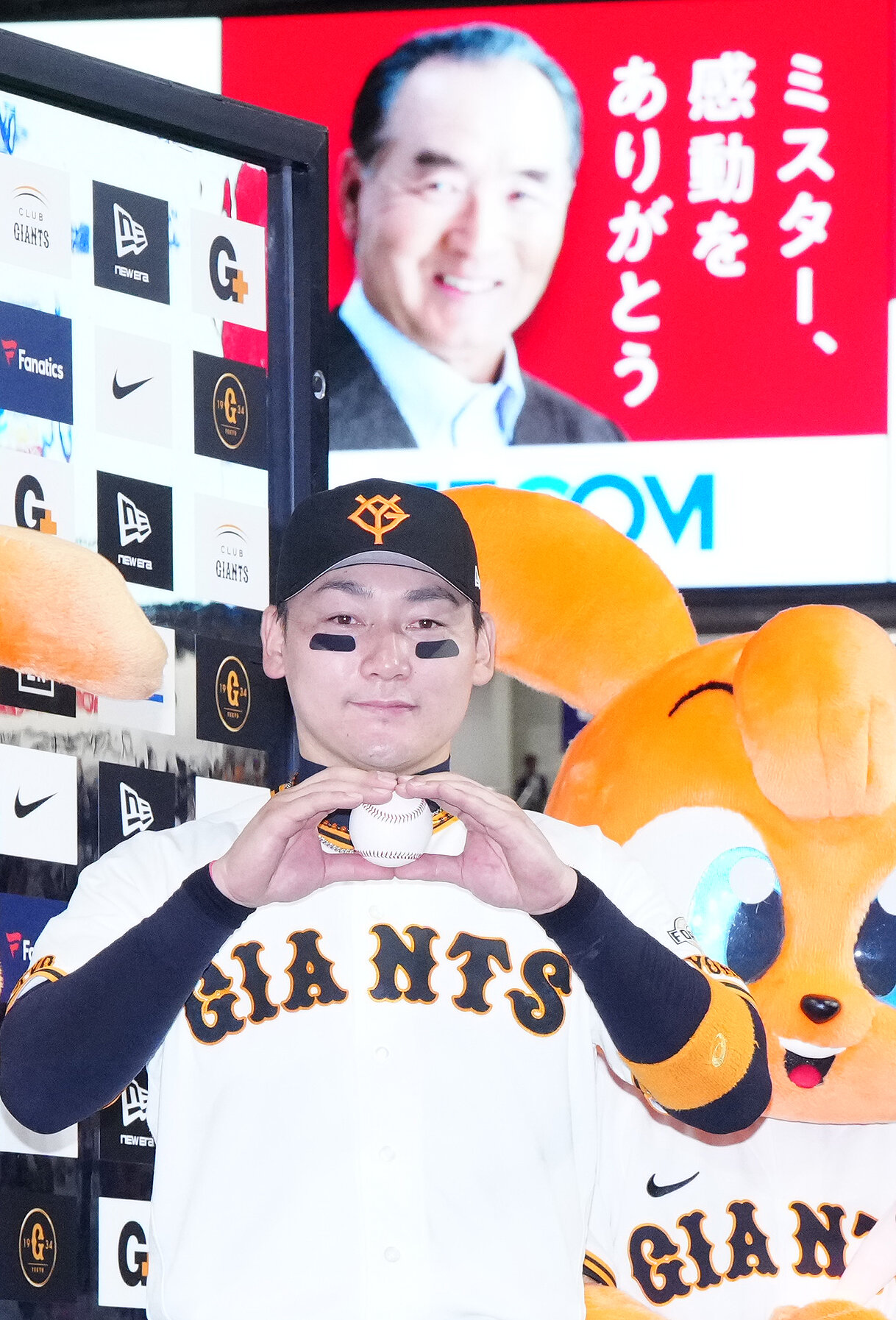 交流戦　巨人対オリックス　試合後、お立ち台で写真に納まる巨人丸佳浩（撮影・江口和貴）