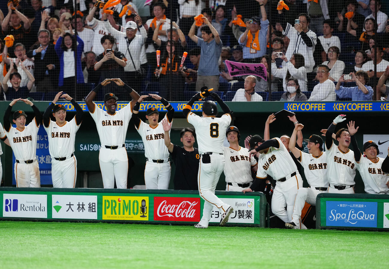 交流戦　巨人対オリックス　8回裏巨人1死満塁、満塁本塁打を放った丸佳浩を迎える選手たち（撮影・江口和貴）