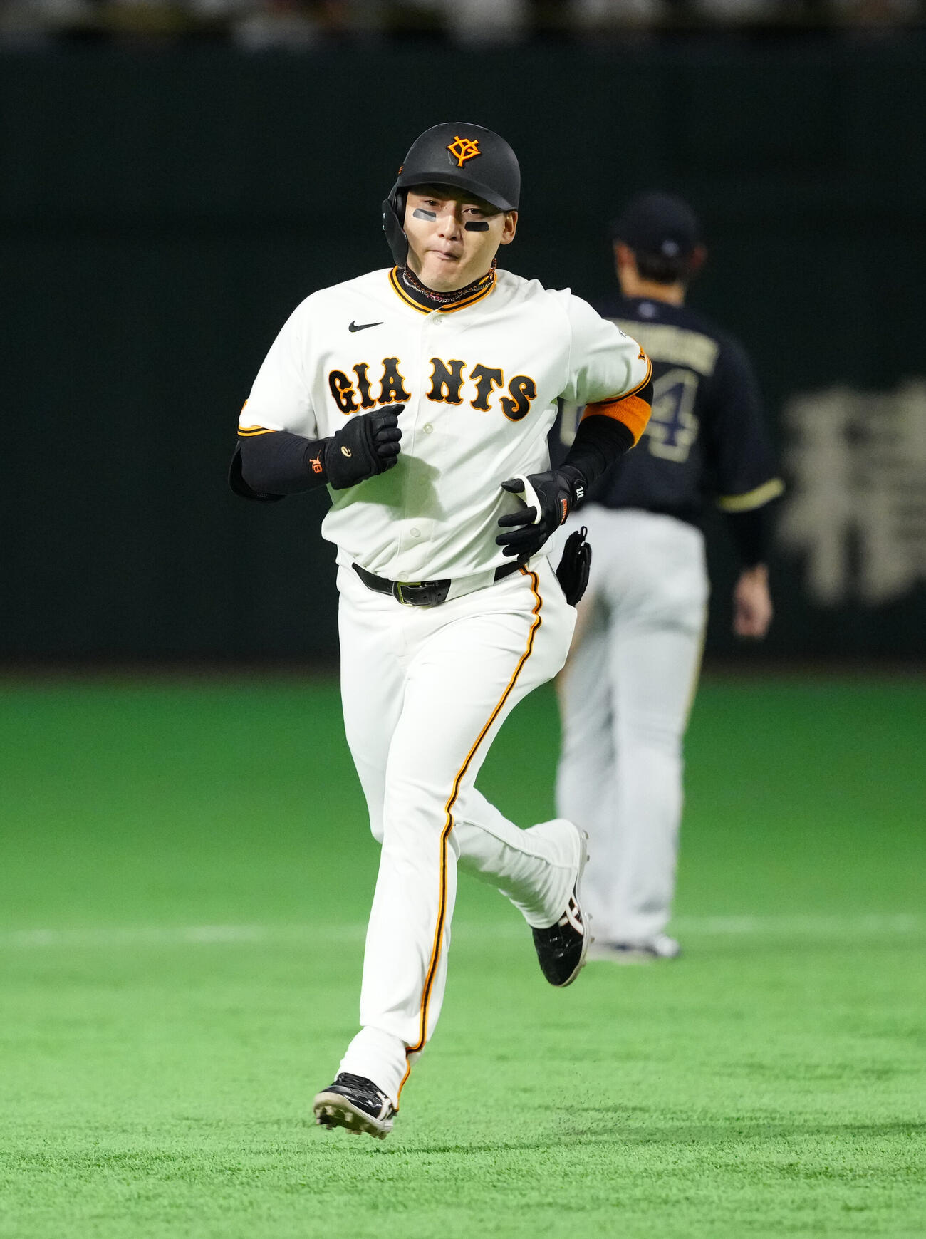 交流戦　巨人対オリックス　8回裏巨人1死満塁、満塁本塁打を放ち、ダイヤモンドを1周する代打丸佳浩（撮影・江口和貴）