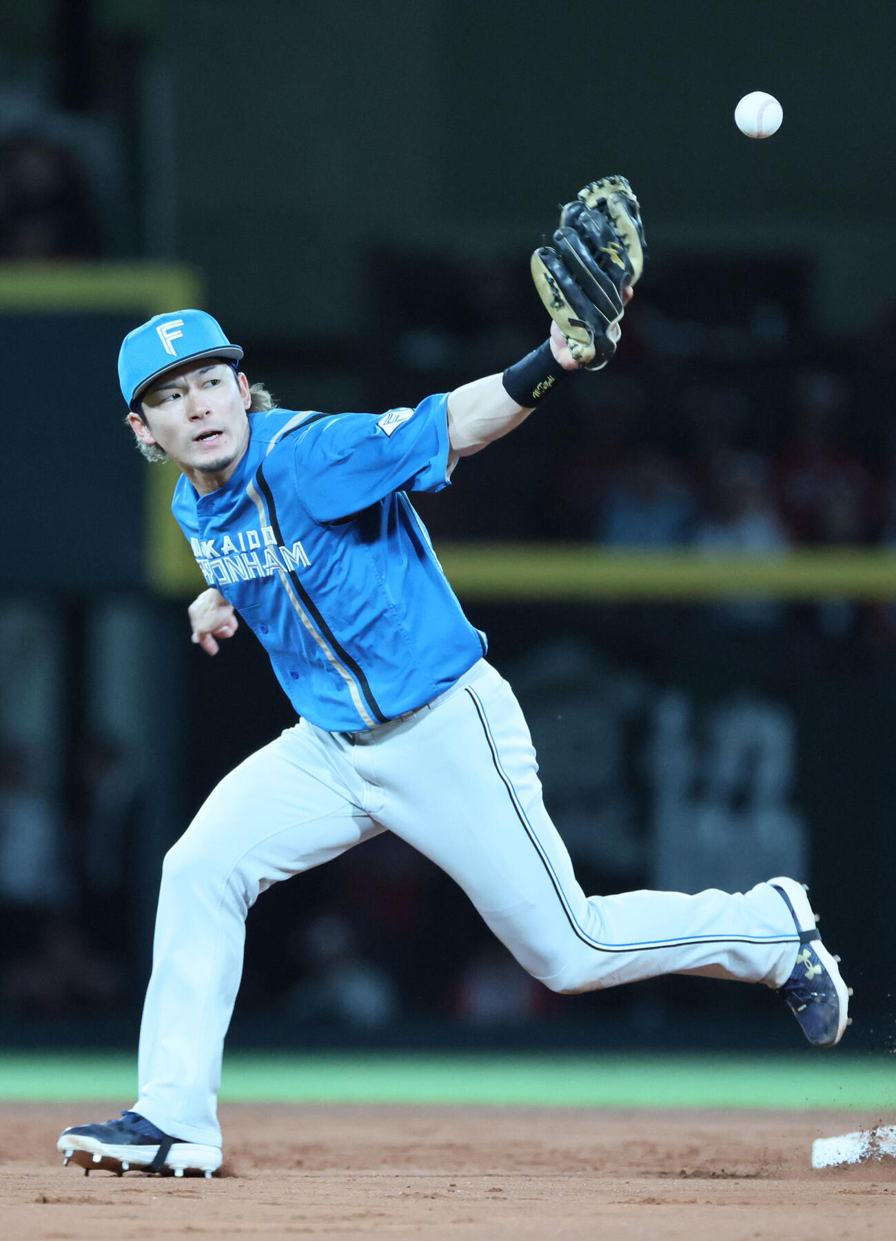 広島対日本ハム　5裏広島2死、坂倉将吾の打球をエラーする水野達稀（撮影・加藤孝規）