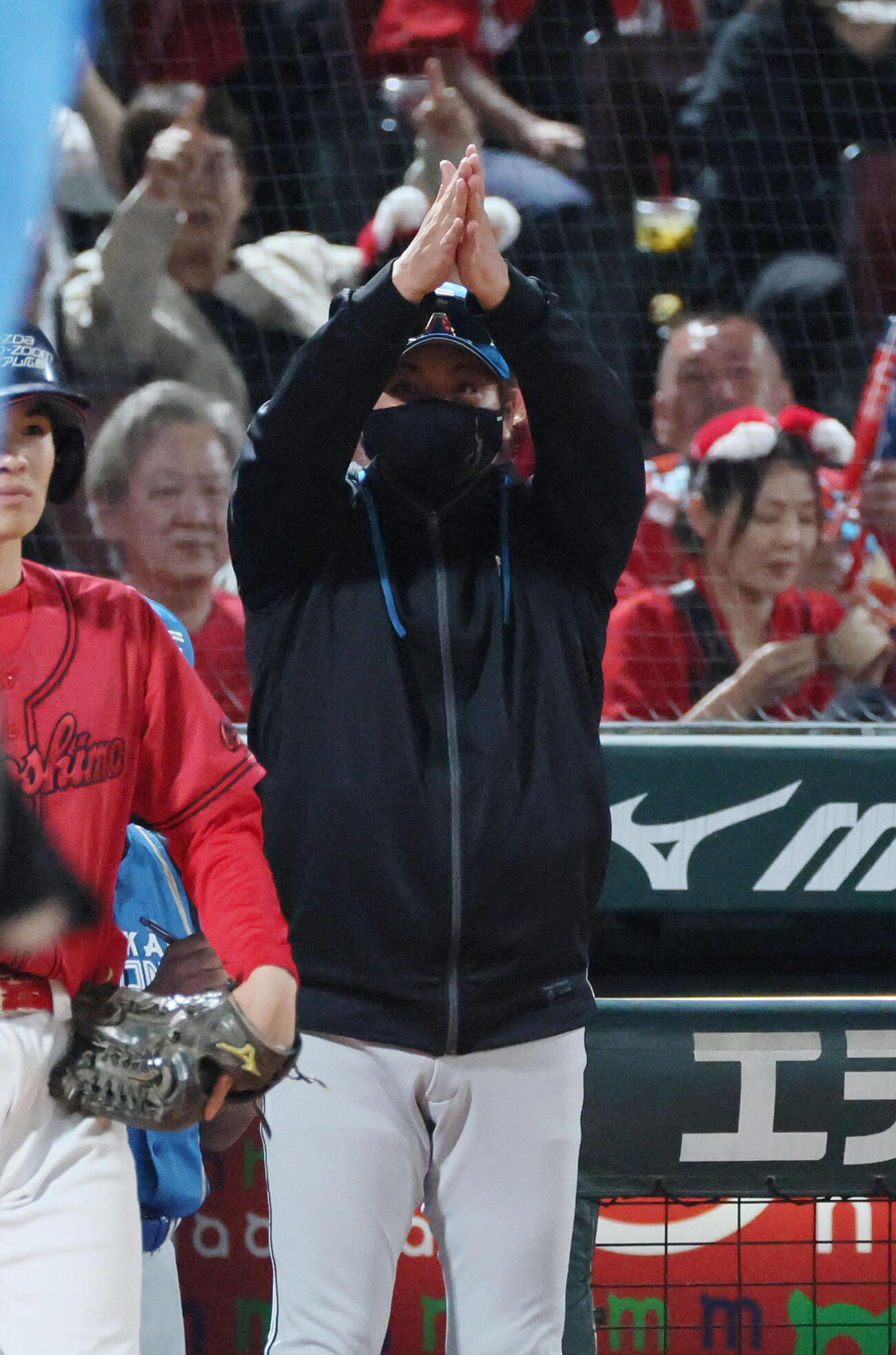 広島対日本ハム　6回表日本ハム2死一、二塁、代打ロドルフォ・カストロの遊ゴロで田宮裕涼はアウトの判定に新庄剛志監督はリクエスト（撮影・加藤孝規）
