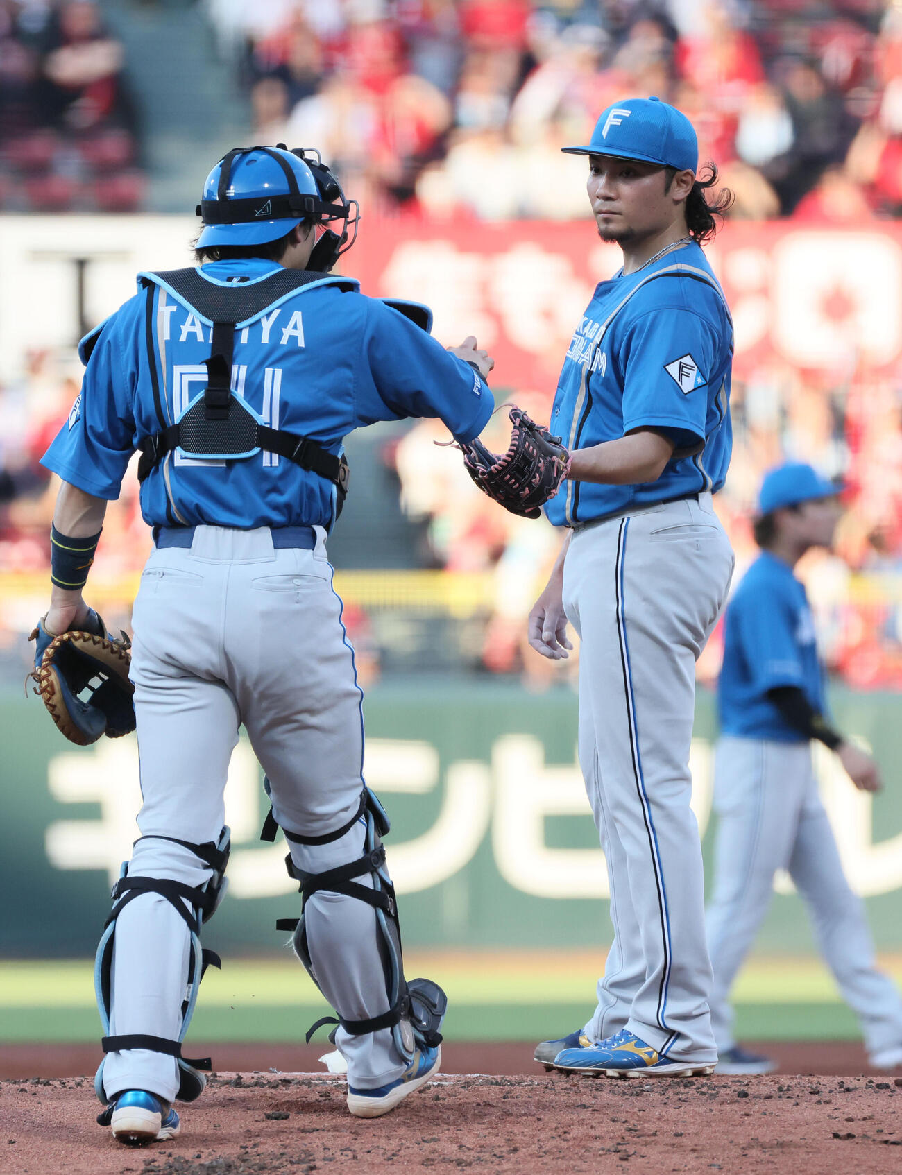 広島対日本ハム　1回裏広島2死一塁、サンドロ・ファビアンに四球の日本ハム先発の伊藤大海。捕手は田宮裕涼（撮影・加藤孝規）