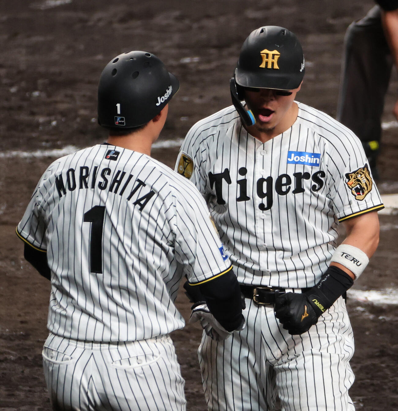 阪神対西武　9回裏阪神無死三塁、佐藤輝明は本塁打を放ち生還し叫ぶ（撮影・西尾就之）