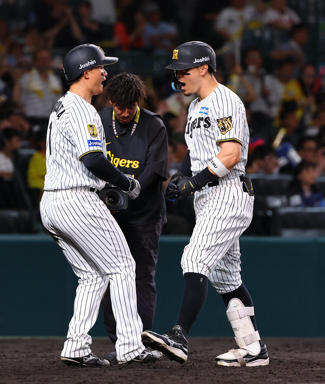 阪神対西武　9回裏阪神無死三塁、2点本塁打を放った佐藤輝明（右）は森下翔太と喜び合う（撮影・上田博志）