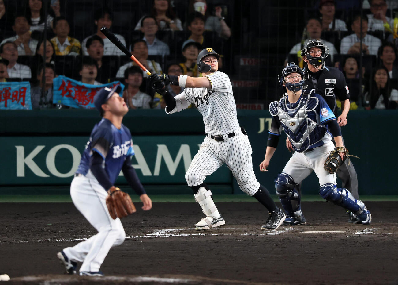阪神対西武　9回裏阪神無死三塁、佐藤輝明は左越えに2点本塁打を放つ。投手岩城颯空（撮影・加藤哉）