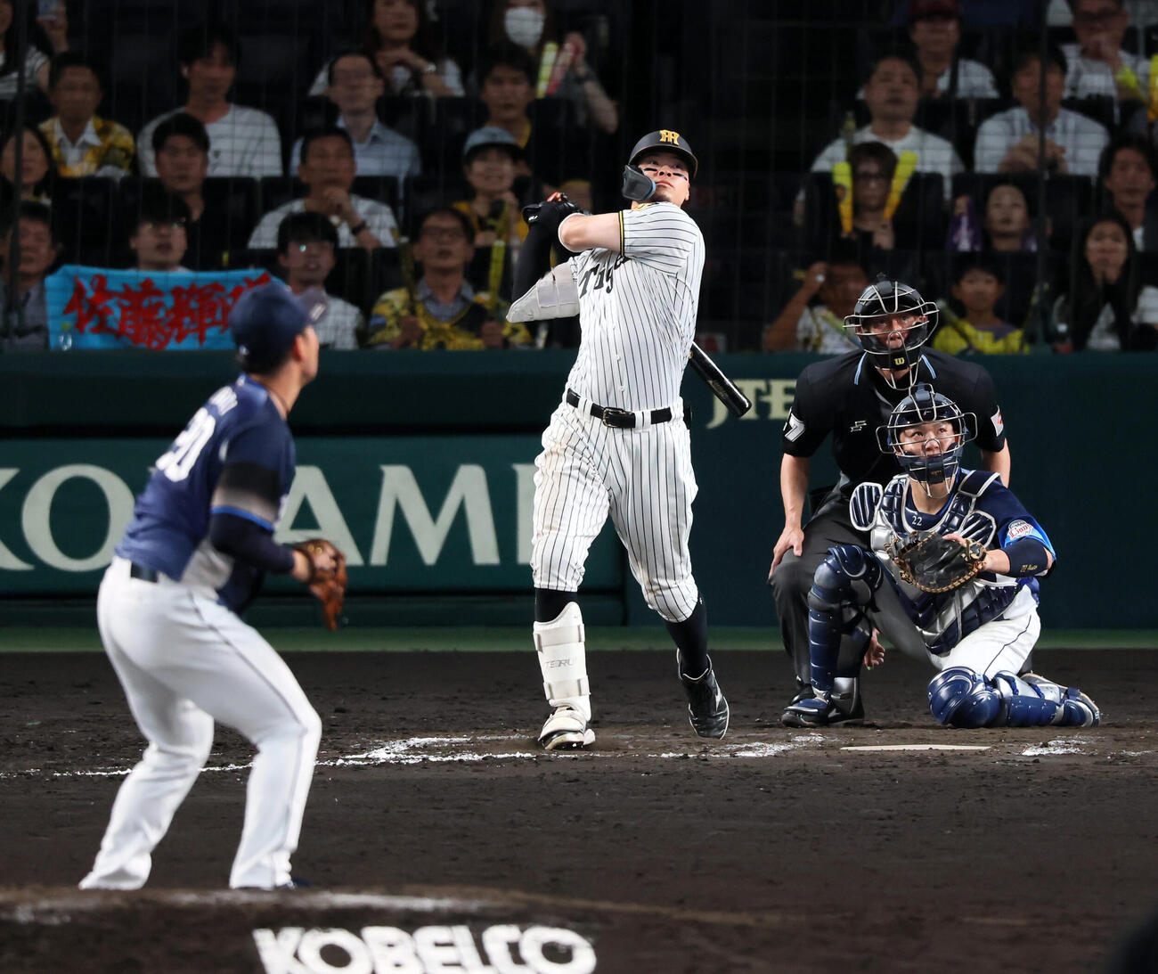 阪神対西武　9回裏阪神無死三塁、佐藤輝明は左越え2点本塁打を放つ。投手岩城颯空（撮影・加藤哉）