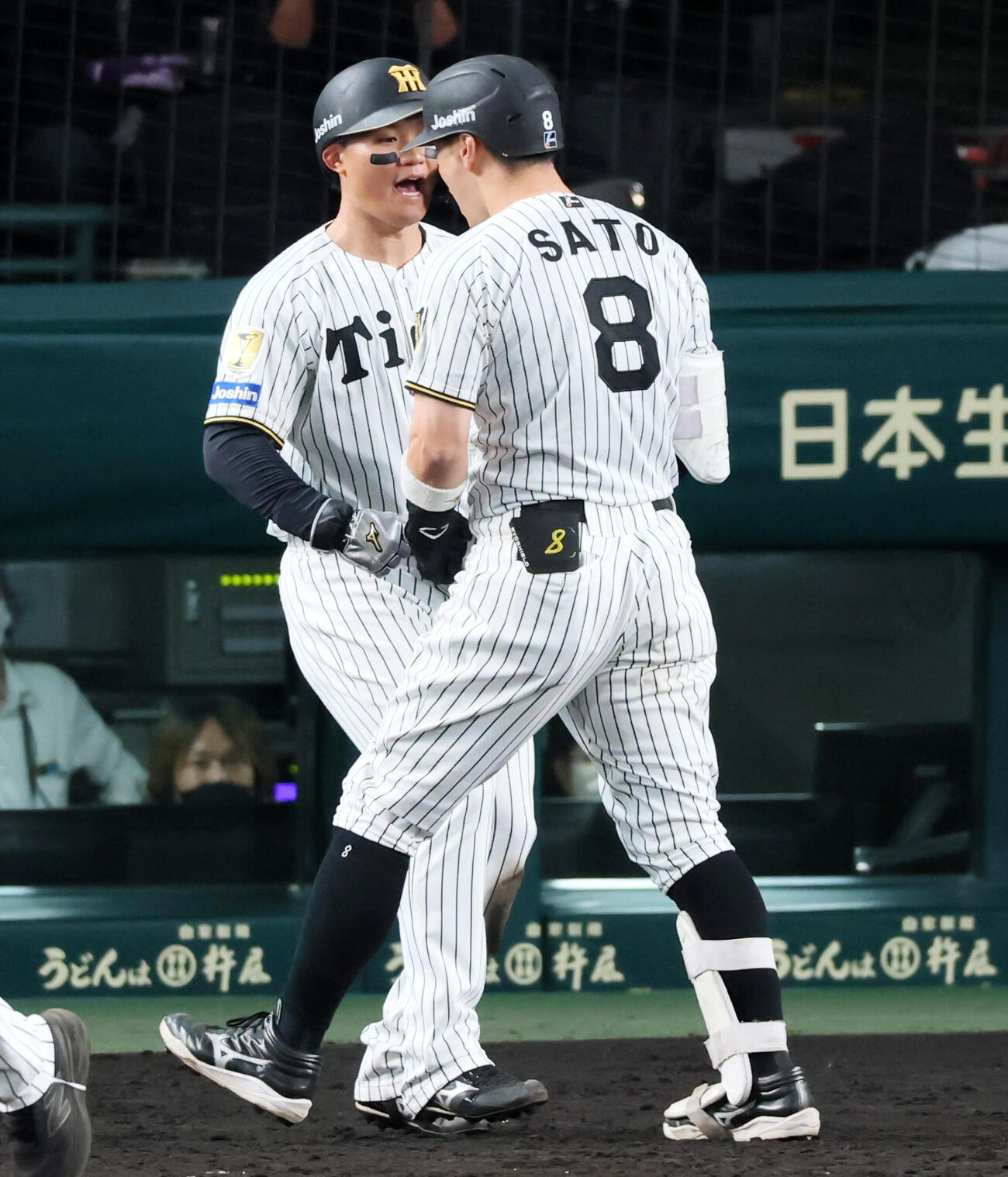 阪神対西武　9回裏阪神無死三塁、左越え2点本塁打を放ち生還した佐藤輝明（右）は出迎える三走森下翔太とポーズを決める（撮影・加藤哉）