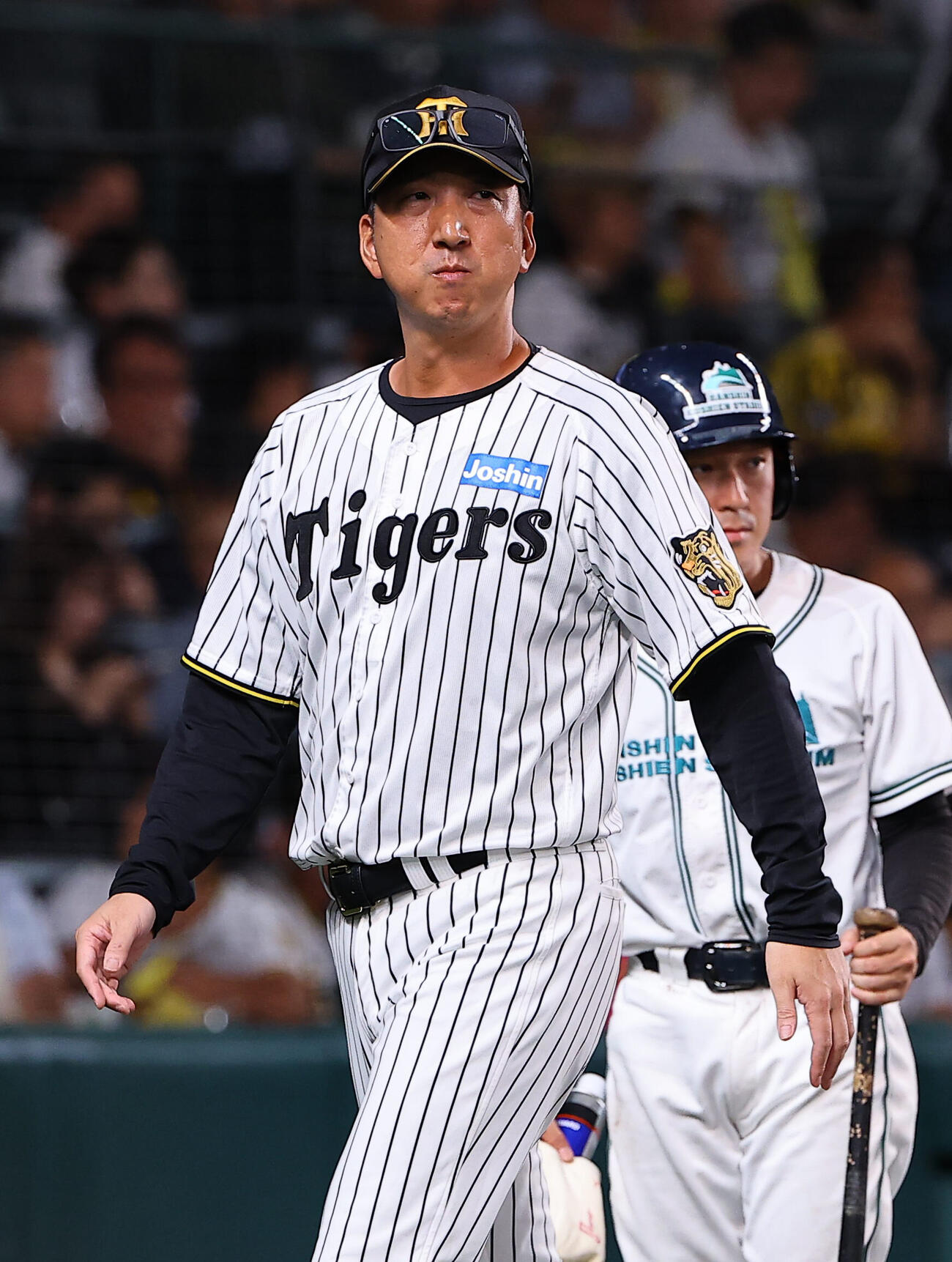 阪神対西武　選手交代を告げる藤川球児監督（撮影・上田博志）