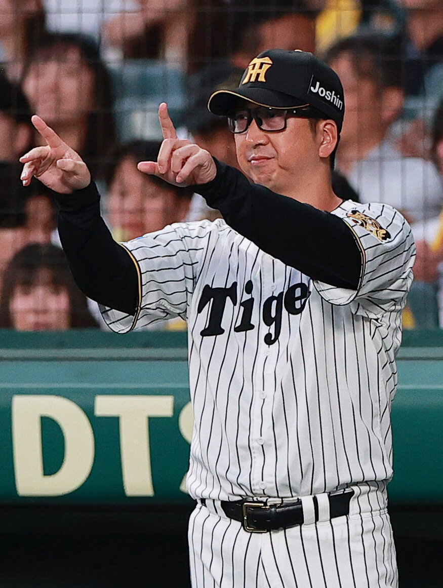 阪神対西武　5回表西武無死、渡部聖弥のセーフ判定にリクエストする藤川球児監督。判定はアウトにくつがえり成功する（撮影・上山淳一）