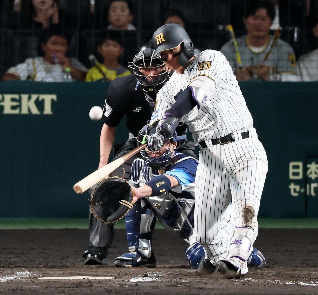 阪神対西武　9回裏阪神無死、森下翔太は左中間越えに三塁打を放つ（撮影・加藤哉）