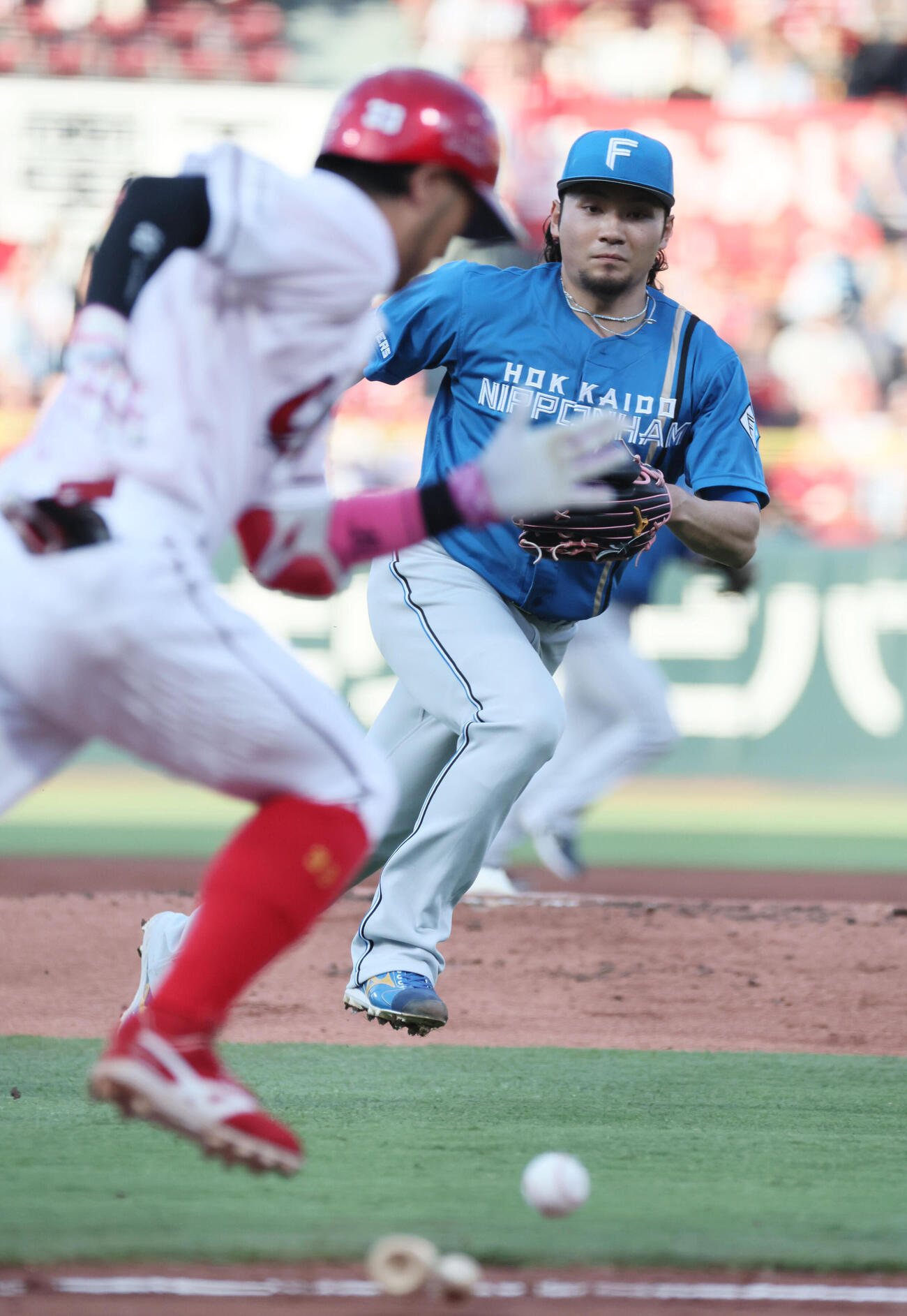 広島対日本ハム　1回裏広島無死二塁、菊池涼介のバントに対応するの日本ハム先発の伊藤大海（撮影・加藤孝規）