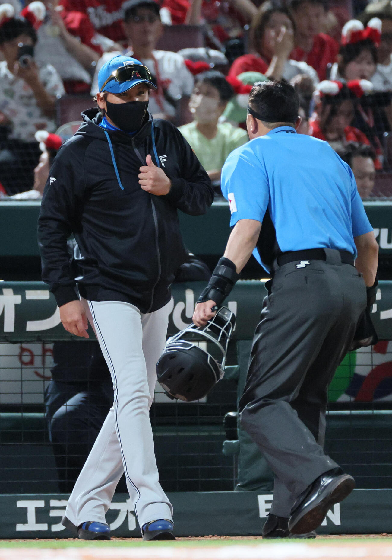 広島対日本ハム　6回表日本ハム2死一、二塁、交代を告げる新庄剛志監督（撮影・加藤孝規）