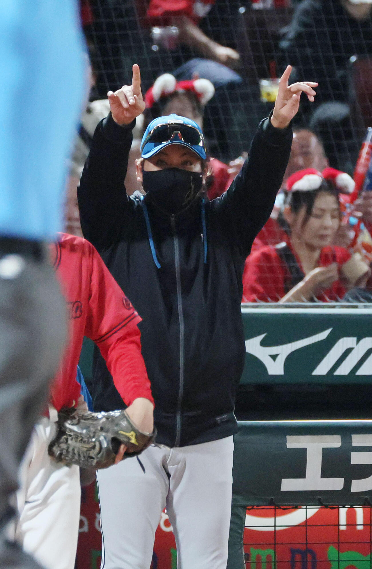 広島対日本ハム　6回表日本ハム2死一、二塁、代打ロドルフォ・カストロの遊ゴロで、田宮裕涼のアウトの判定に新庄剛志監督はリクエスト（撮影・加藤孝規）