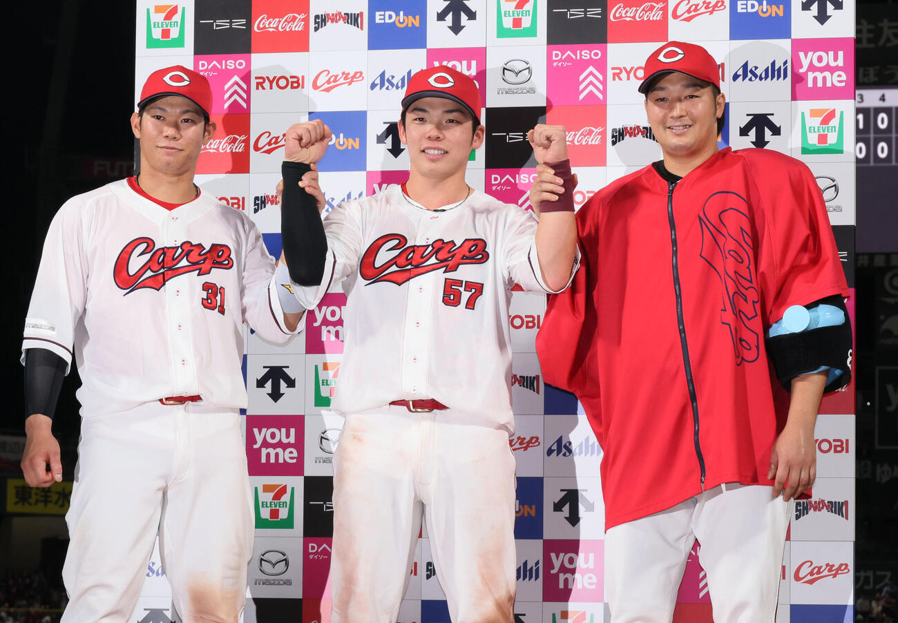 広島対日本ハム　お立ち台でポーズを決める、左から広島坂倉将吾、持丸泰輝、床田寛樹（撮影・加藤孝規）