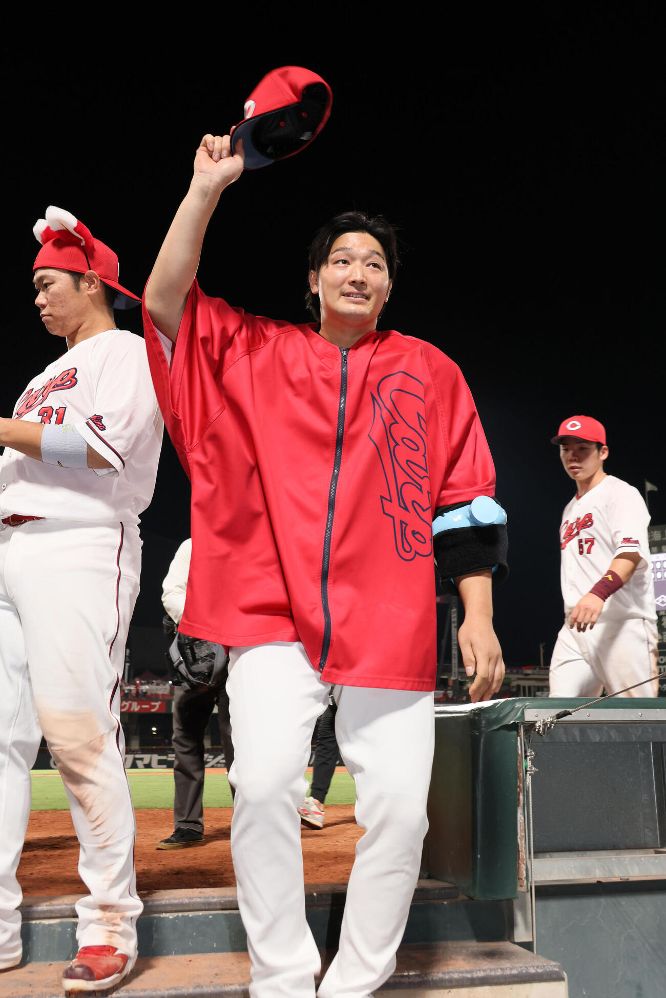 広島対日本ハム　ファンの声援に応える広島床田寛樹（撮影・加藤孝規）