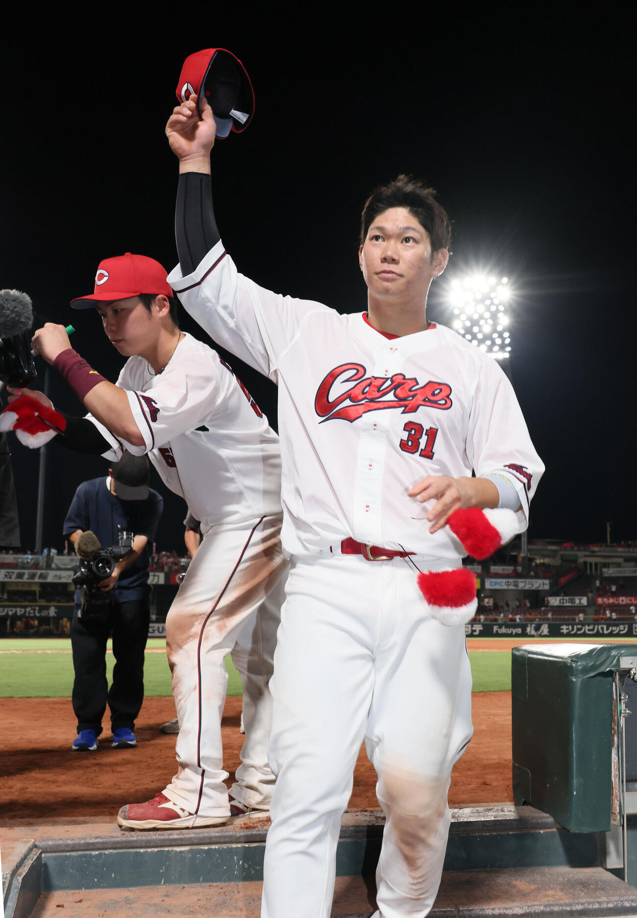 広島対日本ハム　ファンの声援に応える広島坂倉将吾（撮影・加藤孝規）