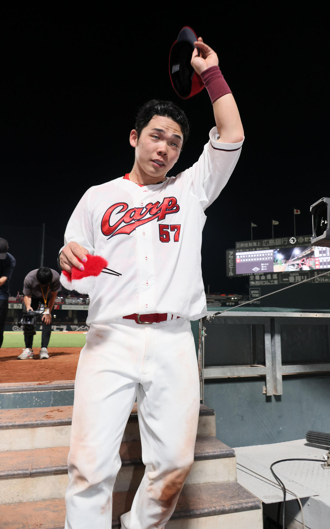 広島対日本ハム　ファンの声援に応える広島持丸泰輝（撮影・加藤孝規）