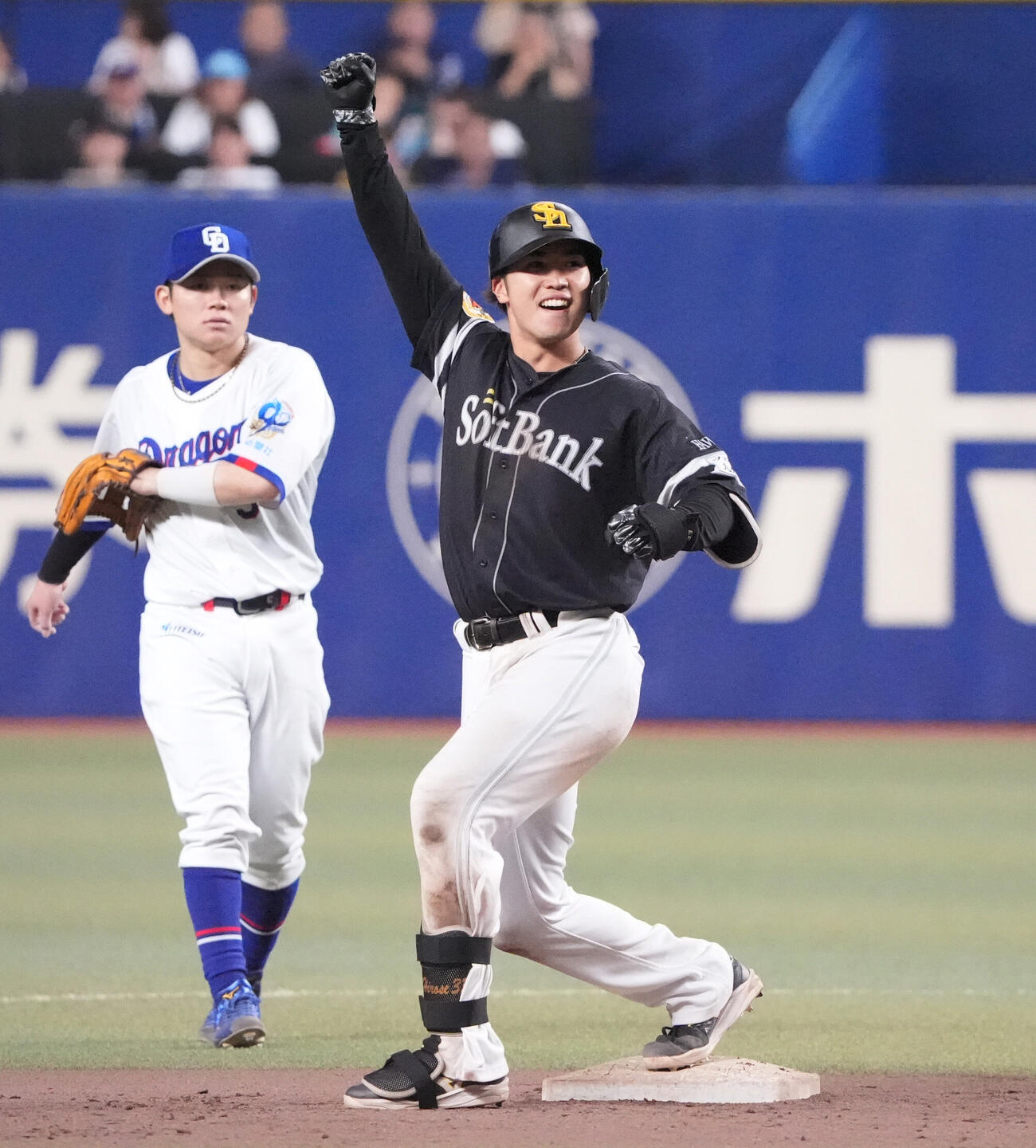 プロ野球交流戦中日対ソフトバンク　11回表ソフトバンク1死満塁、広瀬隆太（右）は、2点適時二塁打を放ちガッツポーズ（撮影・森本幸一）＝2026年6月3日