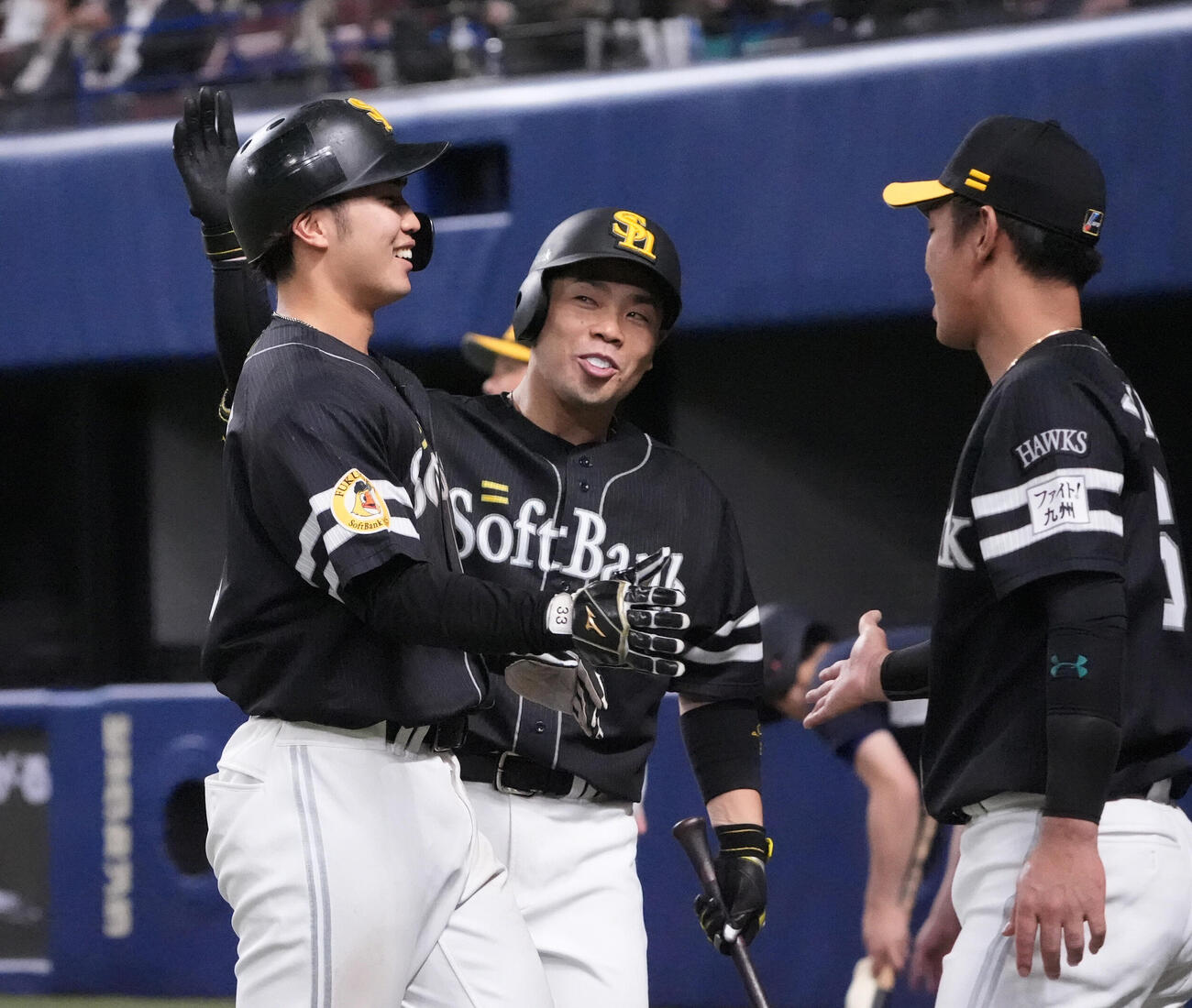 プロ野球交流戦中日対ソフトバンク　11回表終了、広瀬隆太（左）は攻守交代の時にナインとタッチを交わす（撮影・森本幸一）＝2026年6月3日