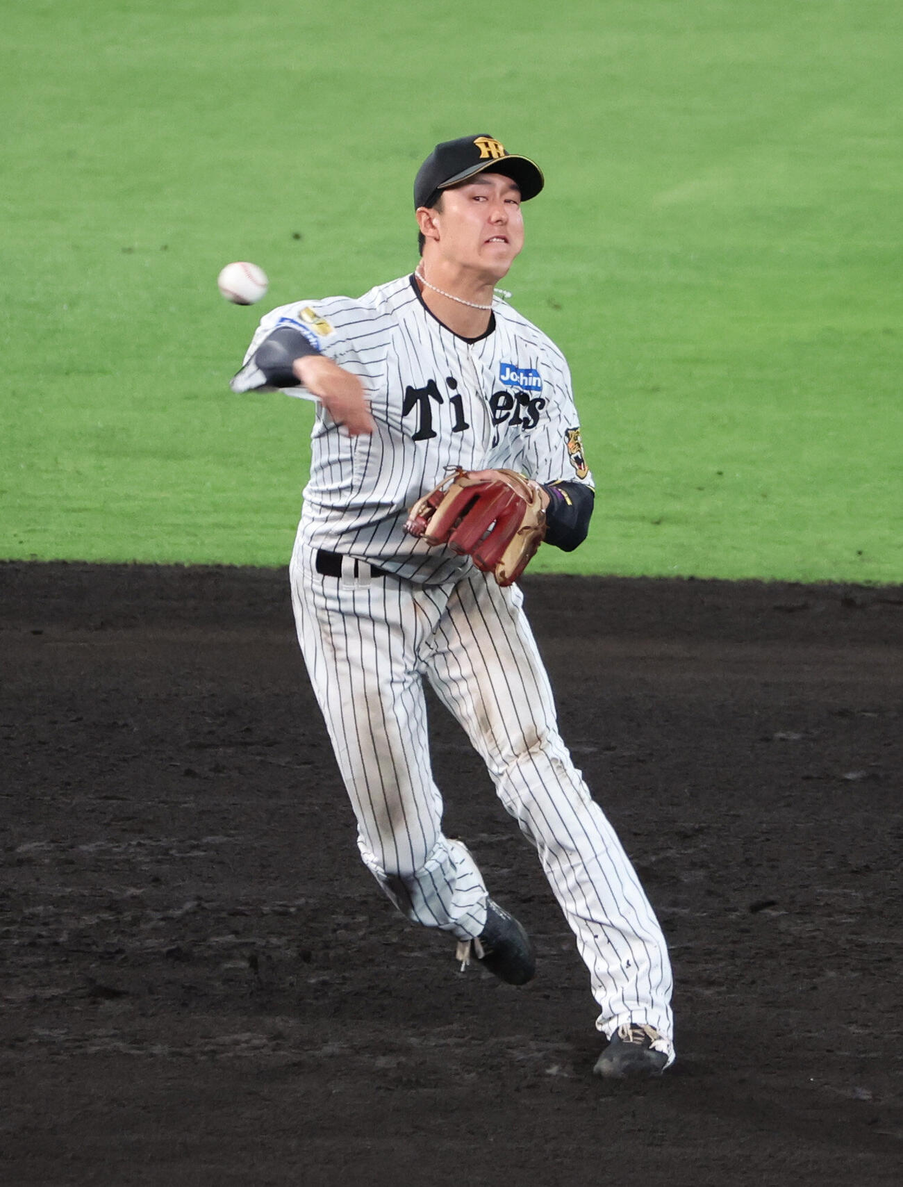 阪神対西武　7回表西武2死二、三塁、遊撃手小幡竜平は長谷川の打球を取り損ね、さらに一塁へ悪送球し、2者の生還を許す（撮影・西尾就之）