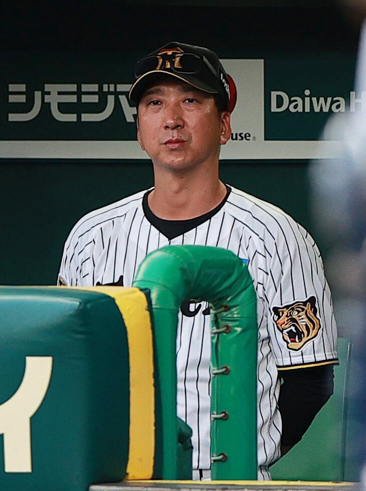 2026年6月3日、阪神対西武　ベンチで戦況を見る阪神藤川球児監督（撮影・上山淳一）